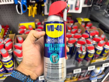 Frisco, Teksas, ABD - 12 Eylül 2025: WD-40 Uzmanı White Lithium Grease 'in uzun ömürlü kayganlaştırıcı konteynırı mağaza koridorunda yakın çekim