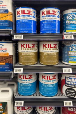 Frisco, Teksas, ABD - 12 Eylül 2025 Kilz 2 çok amaçlı, Kilz 3 primli ve Zinsser Bulls Eye 1-2-3 galonlu raflar