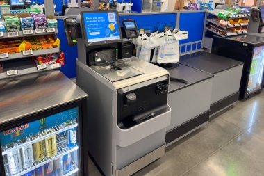 Frisco, Texas, ABD - 12 Eylül 2025: Walmart 'ta tarayıcı, ödeme terminali ve ekranda nesneleri taramak için sunulan modern self-servis kontrol makinesi