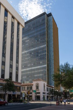 Tucson, Arizona, ABD - 17 Ağustos 2025 Tuscon şehir merkezinde açık mavi gökyüzü siluetine karşı yansıtıcı panelleri olan modern cam gökdelen