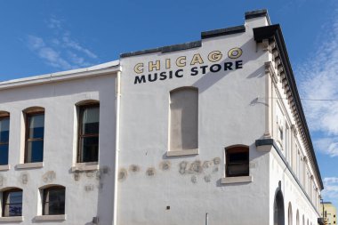 Tucson, Arizona, ABD - 17 Ağustos 2025 Şikago Müzik Mağazası 'nın tarihi yapısına yakın çekim kemerli camlar ve yıpranmış boya izleri