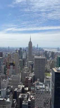 New York, ABD - 29 Mart 2024: Manhattan şehir merkezinin geniş görünümü modern yüksek binaları ve yoğun şehir yapılarını vurguluyor