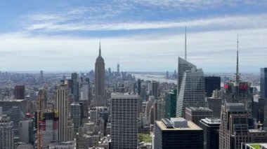 New York, ABD - 29 Mart 2024: Manhattan şehir merkezinin geniş görünümü modern yüksek binaları ve yoğun şehir yapılarını vurguluyor