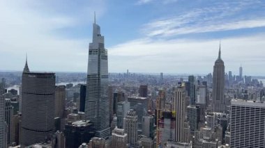 New York, ABD - 29 Mart 2024: Manhattan şehir merkezinin geniş görünümü modern yüksek binaları ve yoğun şehir yapılarını vurguluyor