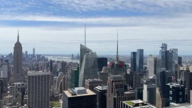 New York, ABD - 29 Mart 2024: Manhattan şehir merkezinin geniş görünümü modern yüksek binaları ve yoğun şehir yapılarını vurguluyor