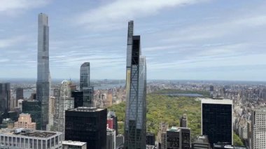 New York, ABD - 29 Mart 2024: Manhattan şehir merkezinin geniş görünümü modern yüksek binaları ve yoğun şehir yapılarını vurguluyor