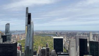 New York, ABD - 29 Mart 2024: Manhattan şehir merkezinin geniş görünümü modern yüksek binaları ve yoğun şehir yapılarını vurguluyor