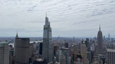 New York, ABD - 29 Mart 2024: Manhattan şehir merkezinin geniş görünümü modern yüksek binaları ve yoğun şehir yapılarını vurguluyor