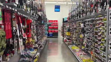 Frisco, Teksas, ABD - 12 Eylül 2025: Duvarları olta, makaralar, yemler, yemler ve koridorun ortasına istiflenmiş kırmızı ve mavi soğutucularla dolu Walmart balıkçılık bölümü