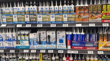 Frisco, Teksas, ABD - 12 Eylül 2025: Walmart ev geliştirme bölümünde GE silikon kazan tüpleri, goril yapıştırıcısı, Loctite yapıştırıcısı ve dolgu malzemeleriyle dolu raflar
