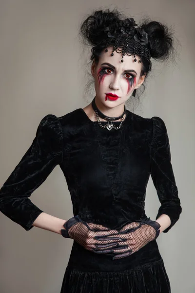 Junge schöne gotische Frau mit weißer Haut und roten Lippen. Halloween-Make-up. — Stockfoto