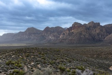 Las Vegas, Nevada, ABD - 1 Mart 2024 Panoramik manzara dağ sırası çöl vadisi Red Rock Canyon Nevada bulutlu gökyüzü