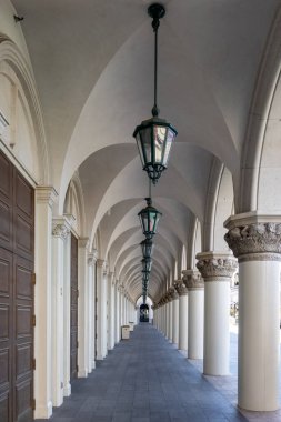 Las Vegas, Nevada, ABD - 2 Mart 2024: Perspektif manzaralı uzun kemerli Venedik tatil beldesi Las Vegas klasik lambaları asılı