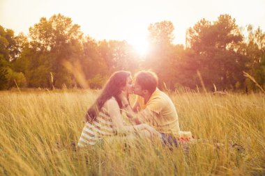 Sevgi dolu bir kaç çiçek sonbahar park alanında aşağı yalan. zevk, sakin ol ve r