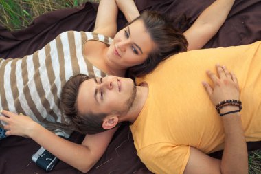 Sevgi dolu bir kaç çiçek sonbahar park alanında aşağı yalan. zevk, sakin ol ve r