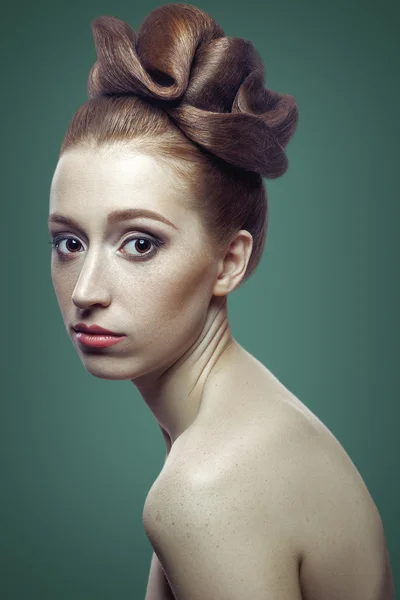 Retrato de belleza de mujeres jóvenes con cabello rojo, ojos marrones oscuros y —  Fotos de Stock