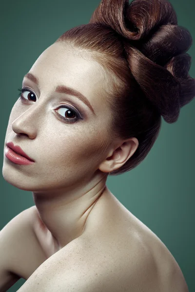 Schönheitsporträt junger Frauen mit roten Haaren, dunkelbraunen Augen und — Stockfoto