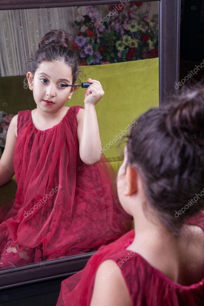 Petite Belle Moyen Orient Beurette Avec Robe Rouge Et Les