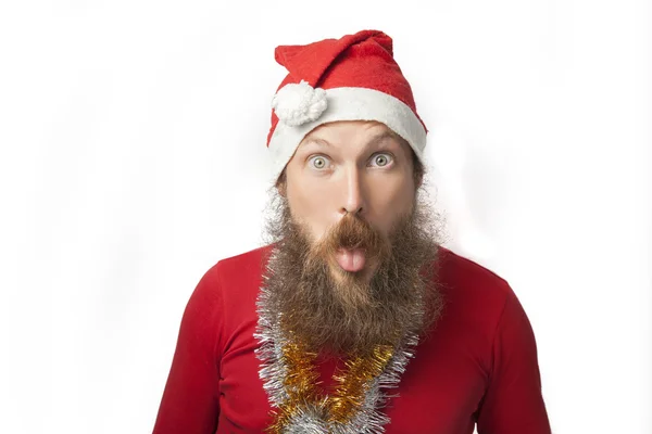 Glad rolig jultomte med riktiga skägg och röd hatt och tröja att göra galna ansikte och leende, tittar och kamera. — Stockfoto