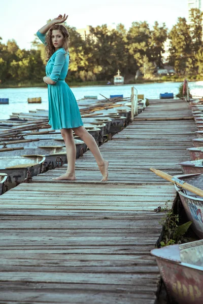 Joven modelo de moda hermosa posando en el muelle . —  Fotos de Stock