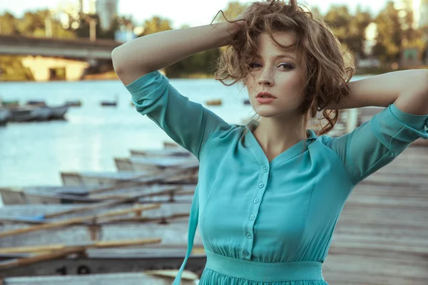 Unga vackra mode modell poserar på piren. — Stockfoto