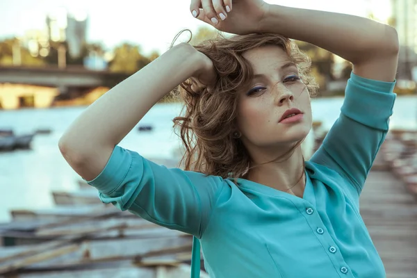 Jeune beau mannequin posant sur la jetée . — Photo