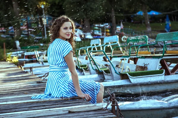 若い美しいファッションモデル桟橋でポーズ ロイヤリティフリーのストック写真