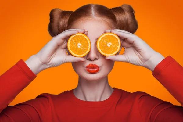 Jovem modelo de moda bonita com laranja. estúdio tiro . — Fotografia de Stock