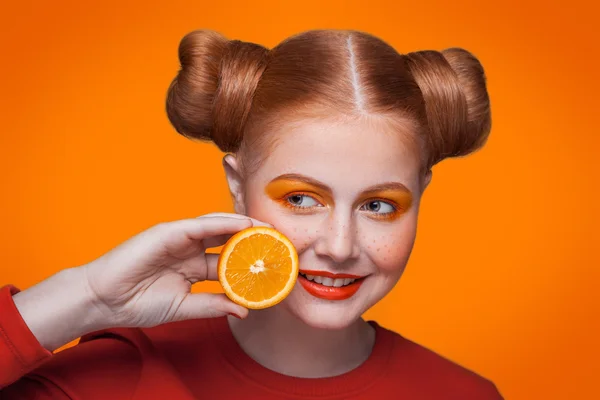 Joven modelo de moda hermosa con naranja. plano de estudio . — Foto de Stock