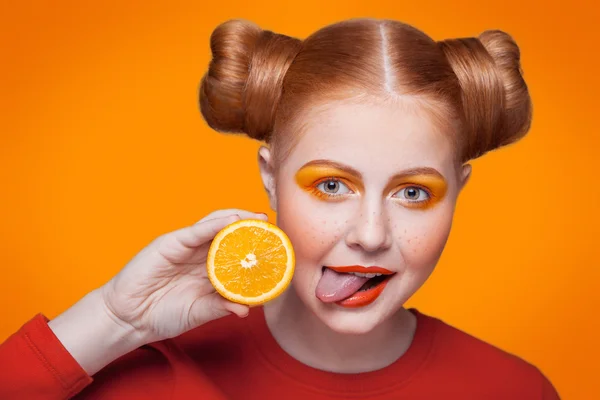 Joven modelo de moda hermosa con naranja. plano de estudio . — Foto de Stock