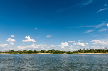 Gün ortasında nehirde bulutlar