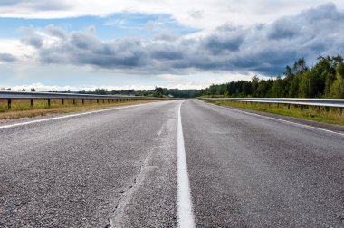 asfalt yol düşük noktası görünümünde bulutlu gün