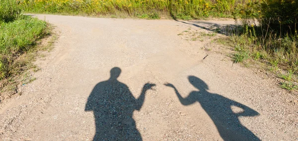 Théâtre d'ombres garçon et fille sur le chemin rural — Photo