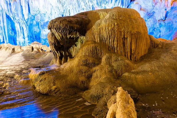 Grotta di Ha Long Bay, Vietnam — Foto Stock