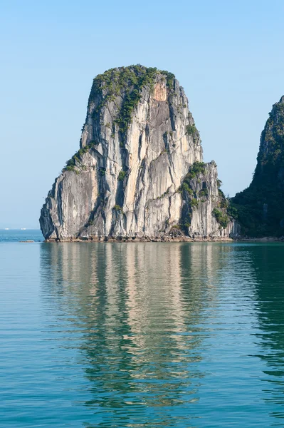 Ha Long bay cliff vietnam — Stock Photo, Image
