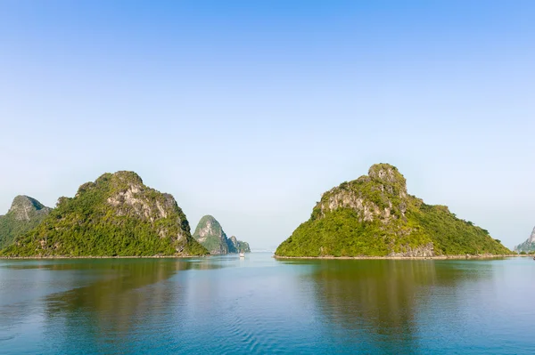 Ha Long bay and green mountains vietnam — Stock Photo, Image