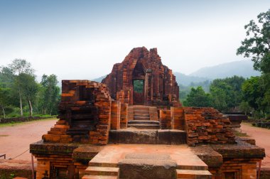 Oğlumun Tapınağı kırmızı tuğla bulutlu havalarda Vietnam