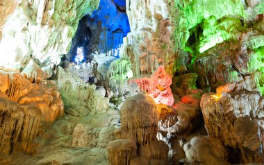 Ada Halong Bay Vietnam üzerinde mağara