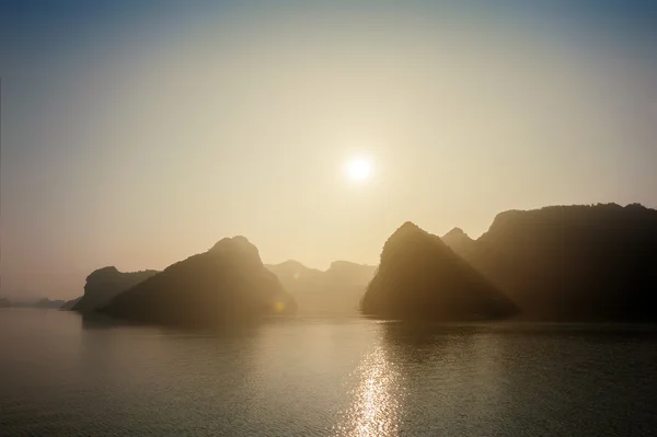 Ha long bay Silhouettes of mountains Vietnam — Stock Photo, Image