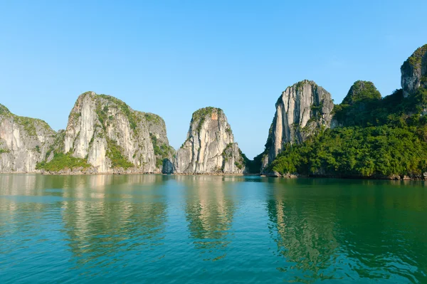 Halong Bay, Vietnam Mountains with reflections — Stock Photo, Image