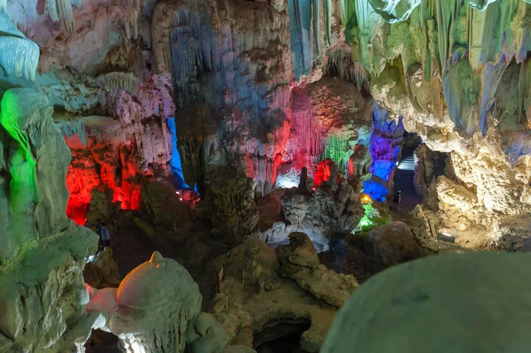 Caverna en la isla HaLong Bay Vietnam — Foto de Stock