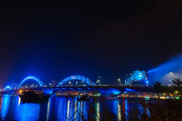 Ponte Dragão Azul com vapor de água em Danang Vietnã — Fotografia de Stock