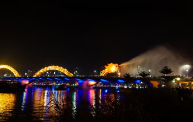 Dragon Köprüsü gece görünümü coşma su Danang