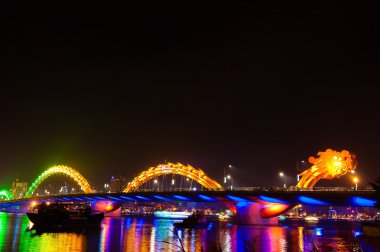 Turuncu Dragon Köprüsü'nde gece Danang Vietnam
