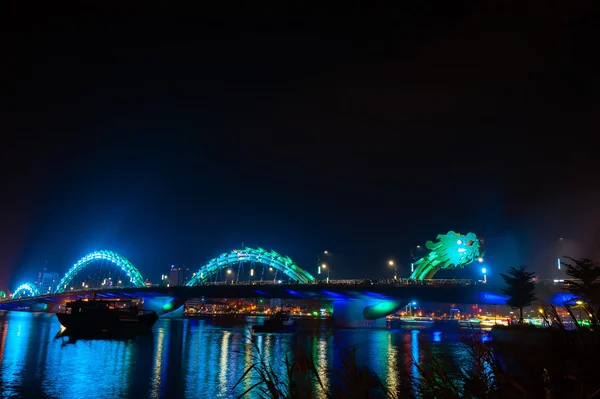 Türkisfarbene Drachenbrücke bei Nacht danang vietnam — Stockfoto