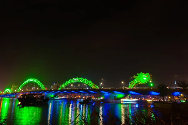 Yeşil Ejderha Köprüsü'nde gece Danang Vietnam