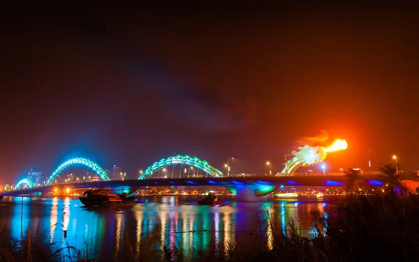 Puente del Dragón Turquesa con llama en Danang Vietnam — Foto de Stock