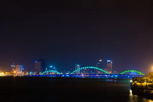 Türkisfarbene Drachenbrücke mit Stadtblick danang vietnam — Stockfoto