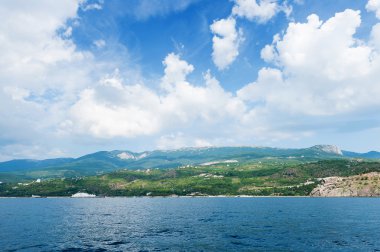 Bulutların altında kıyı hattı