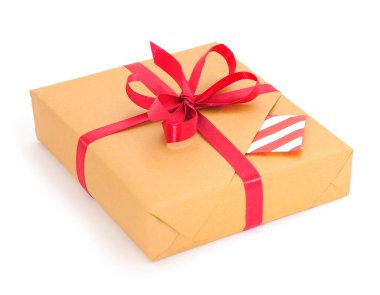 Kırmızı kurdeleli hediye kutusu beyaz arkaplanda izole.